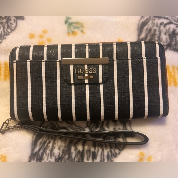 Guess Wristlet - Picture 1 of 7